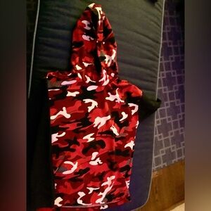 Nike Boys red camo hoodie with solid black sleeves, Size Youth Large